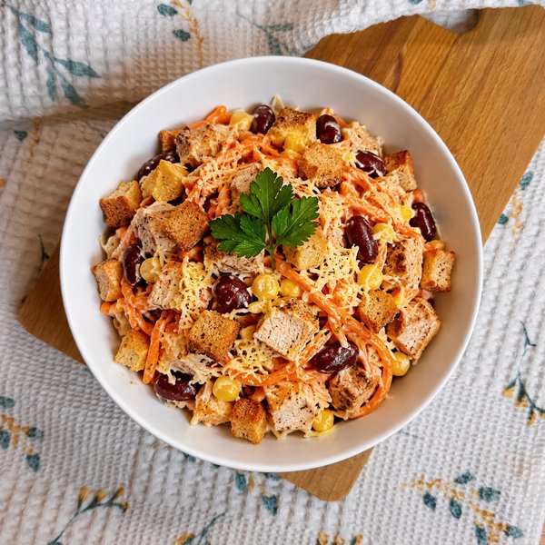 Салат с курицей и фасолью